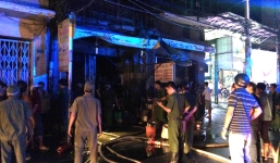 TpHCM: Cháy nhà 5 tầng, 5 người chạy lên tầng thượng kêu cứu